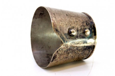 Argola de guardanapo de prata em forma de punho.